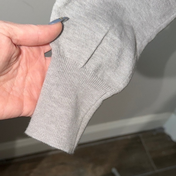 Carmen Marc Valvo Light Gray Knit Top - Picture 5 of 8